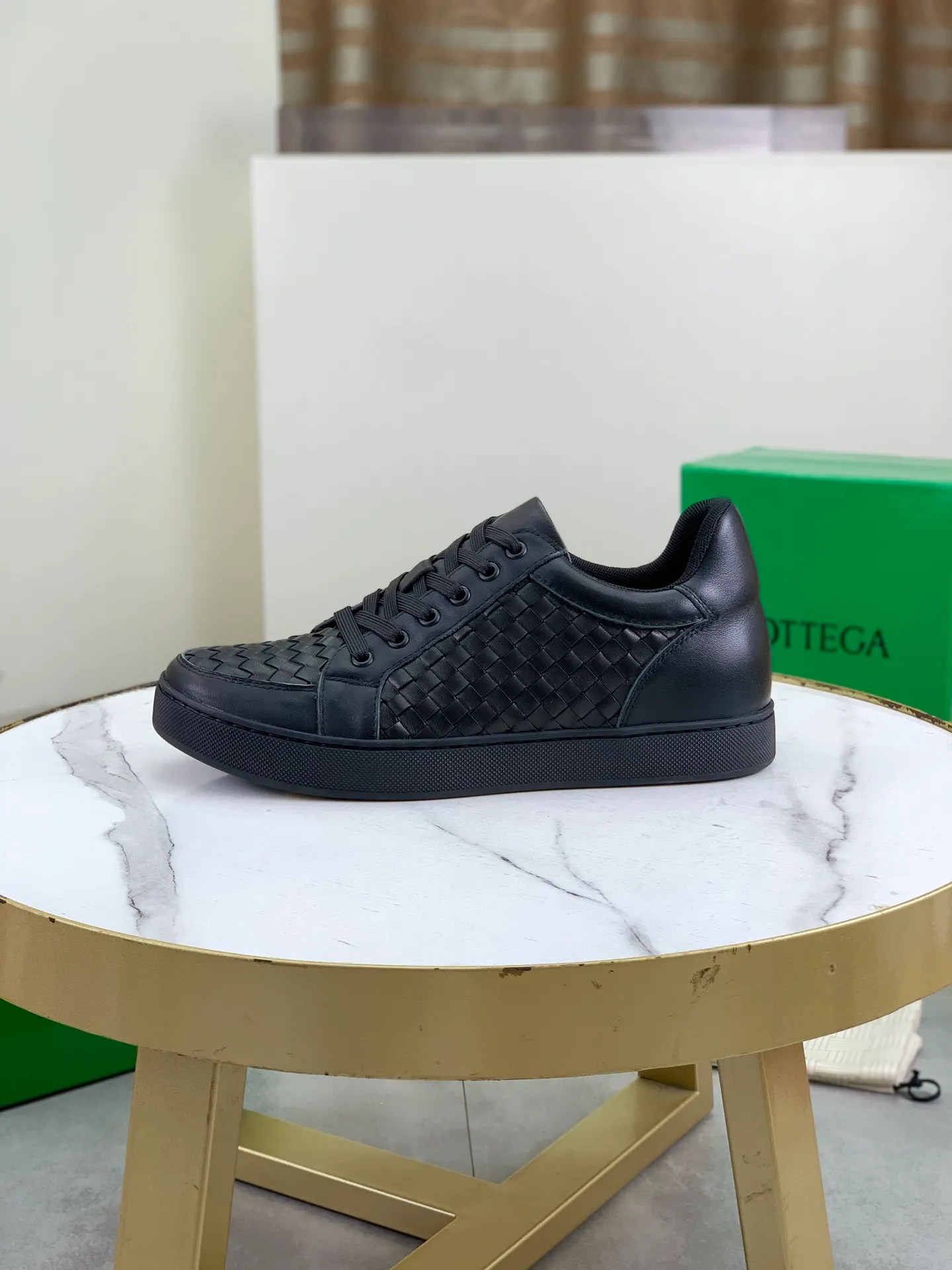 Factory price P720 💰Top quality💎💎💎 BOTTEGA VENETA official website synchronous couple👫The latest top version of the highest version of BV high-top casual shoes in the market, accept material comparison, shoe type comparison, process comparison, practical and textured, versatile, suitable for any occasion, the more you look at it, the more flavorful it becomes. Pure hand-woven craftsmanship - upper material, imported original woven calfskin - high-quality water-dyed cowhide inside - original private model customized outsole -Size: male 39-44 (customized 38 45 46) female 35-39 (customized 34 40 41) Comes with original BV green box, complete packaging.